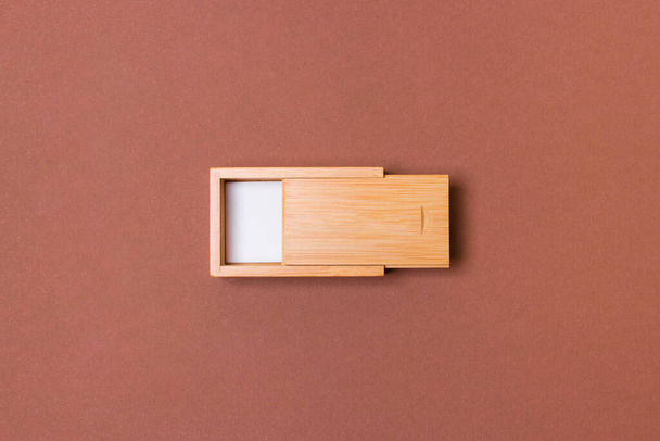 caixa de madeira levemente aberta com lugar para você logotipo no fundo de papel de cor marrom. - Foto, Imagem