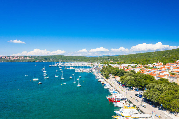 Marina na cidade de Punat na ilha de Krk, Baía de Kvarner, Croácia, vista aérea do drone - Foto, Imagem