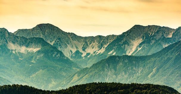 Vista de las montañas alpinas cerca del lago Worthersee desde la torre pyramidenkogel. Destino de viaje en Austria - Foto, imagen