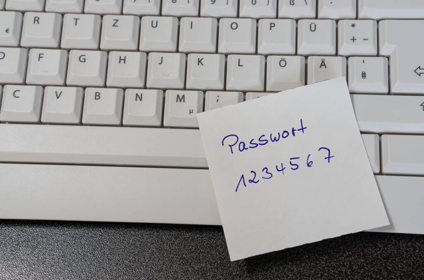 Nota con la parola tedesca per la password su una tastiera del computer - Foto, immagini