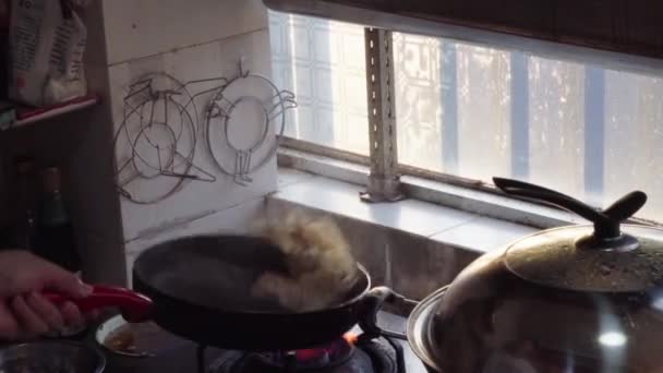 Ένας σεφ ανακατεύει τηγανίζουμε σε μια κατσαρόλα, ανακατέψτε τηγανίζουμε ρίζα λωτού - Πλάνα, βίντεο
