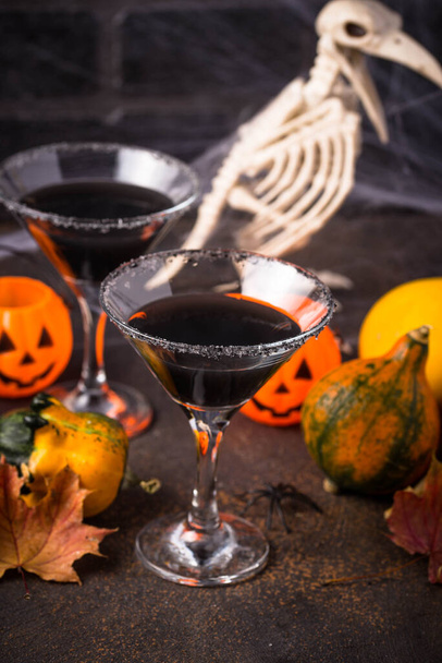 Halloweens spooky drink black martini cocktail - Foto, Bild