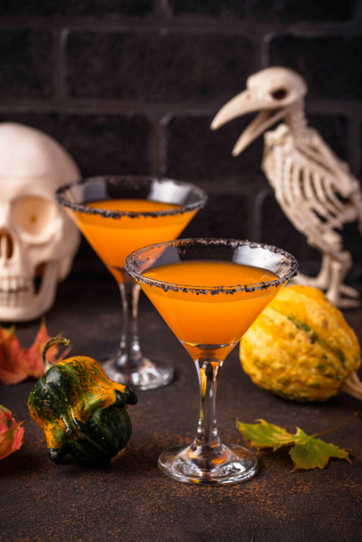 Halloweens drink pumpkin martini cocktail - Foto, Imagem