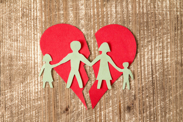 Paper family with broken heart on wooden table , divorce concept - Foto, imagen