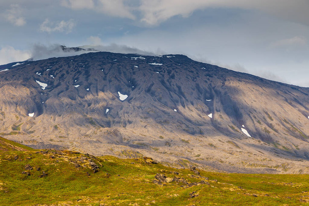 Snaefellsnes yarımadasındaki Grundafjordur körfezi manzarası. Dağ gibi. Batı İzlanda. - Fotoğraf, Görsel