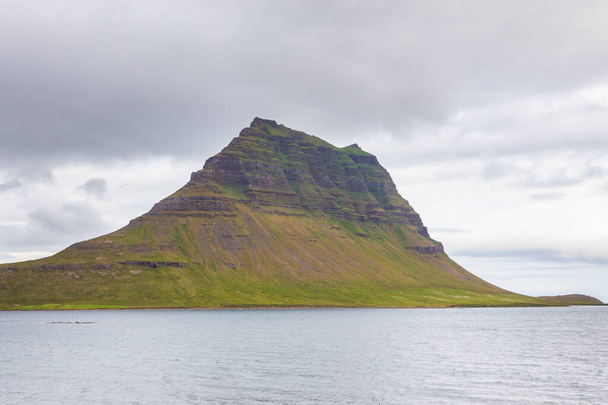 Вид на узбережжя затоки Ґрундафьордур на півострів Снайфельснес. Навколо гори. Західна Ісландія. - Фото, зображення