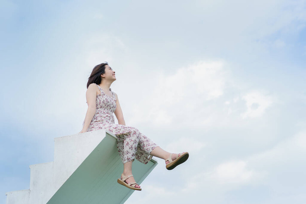 portrait of beautiful girl on blue sky background - Foto, afbeelding