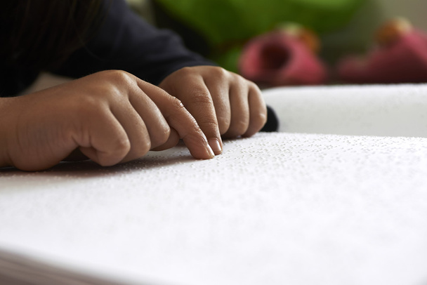 blinde kinderen lezen tekst in braille - Zdjęcie, obraz