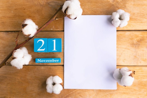 21. November. Blauer Würfelkalender mit Monat und Datum auf Holzgrund. - Foto, Bild