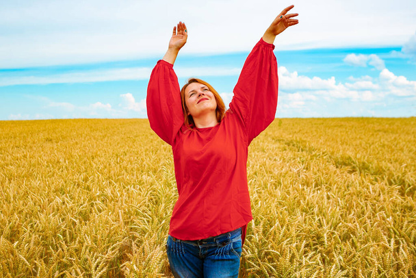 jonge vrouw tarweveld, zomer achtergrond - Foto, afbeelding