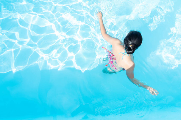 Top view Aasia nainen nauttia uima-altaassa - Valokuva, kuva