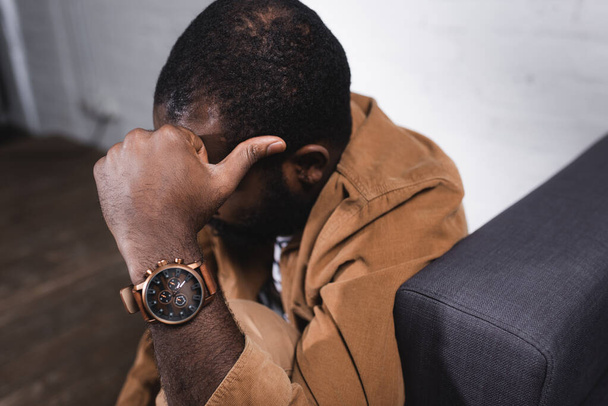 Selective focus of african american man touching head - Fotoğraf, Görsel