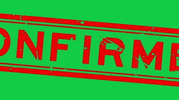 Grunge rosso confermato parola quadrata gomma sigillo timbro zoom in sfondo verde - Filmati, video