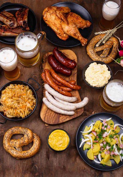 Oktoberfest piatti con birra, pretzel e salsiccia - Foto, immagini