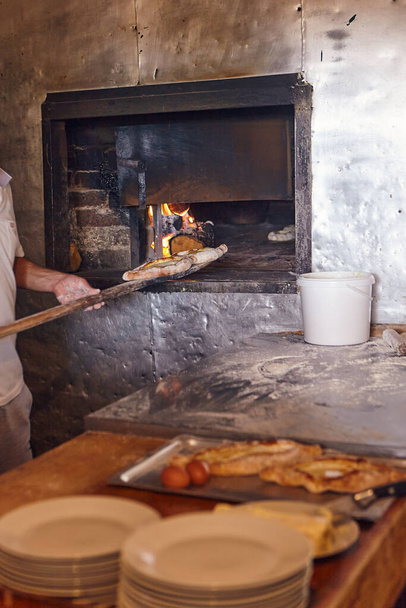 A folyamat előkészítése egy tál kaukázusi konyha khachapuri. Főzőcsónakok a sütőben - Fotó, kép