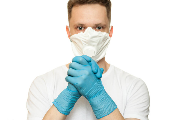 Γιατρός με μάσκα υγιεινής και μπλε γάντια απομονωμένος σε λευκό φόντο. Προστασία από μεταδοτική ασθένεια, coronavirus. Covid, καραντίνα - Φωτογραφία, εικόνα