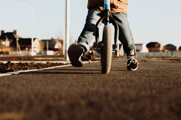 Un chico monta una bicicleta de equilibrio. Caminata activa - Foto, Imagen