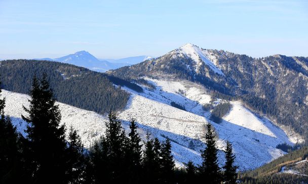 escena de invierno en las montañas bajas de Tatra en Eslovaquia - Foto, imagen
