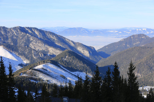 paisaje con walley de invierno en las montañas de Tatra, Eslovaquia - Foto, imagen