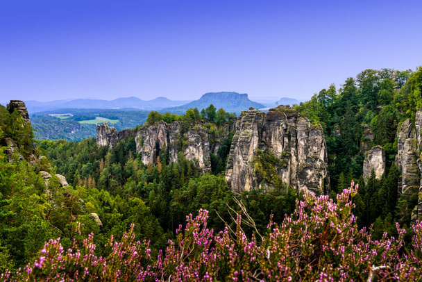Saxon Ελβετία τοπίο un Γερμανία με ψαμμίτη βράχια και τα βουνά της κατά το σούρουπο - Φωτογραφία, εικόνα
