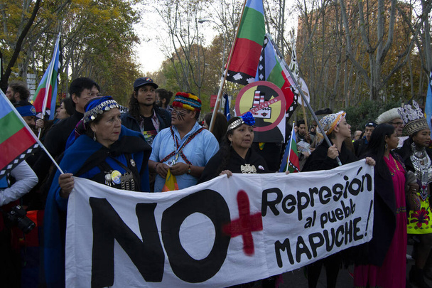 MADRID, SPANJE - DECEMBER 7, 2019: Demonstratie tegen het klimaat met spandoek - Foto, afbeelding