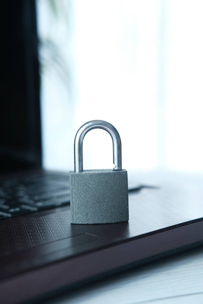 internet veiligheidsconcept met hangslot op laptop toetsenbord - Foto, afbeelding