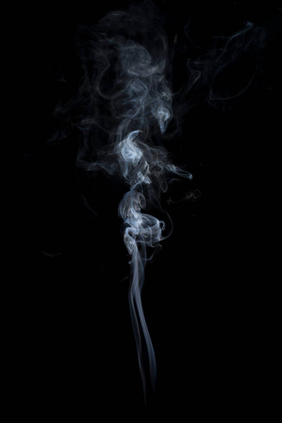 Siyah arkaplanda beyaz sis veya duman - Fotoğraf, Görsel