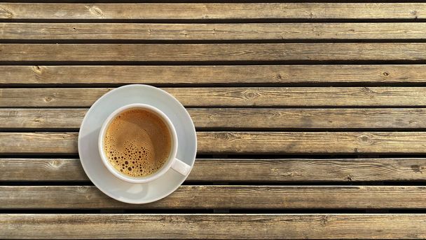 Top vista xícara de café na mesa de madeira - Foto, Imagem