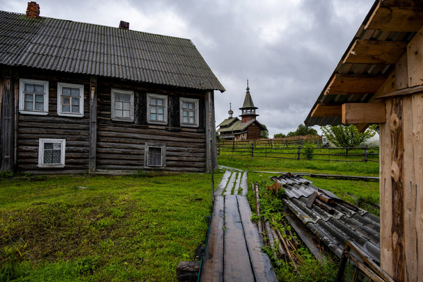 zabytkowe północne drewniane kościoły w lesie - Zdjęcie, obraz