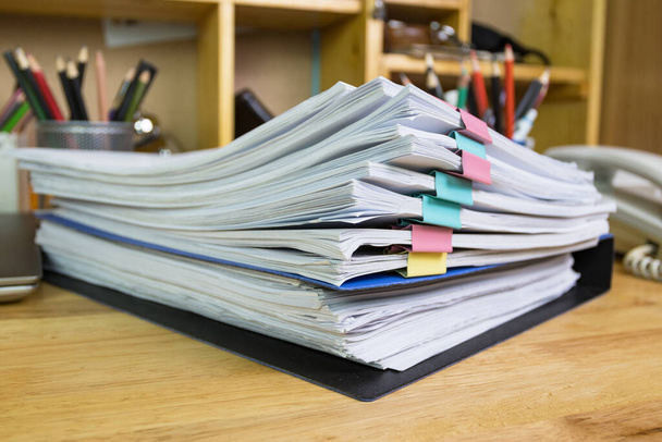 ファイルフォルダと業務報告書のスタック作業所内のテーブル上のファイル、作業所内の概念文書 - 写真・画像