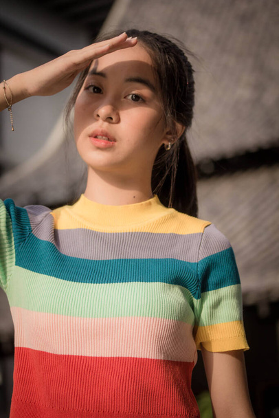 ásia tailandês adolescente cor t-shirt bela menina sorriso e relaxar - Foto, Imagem