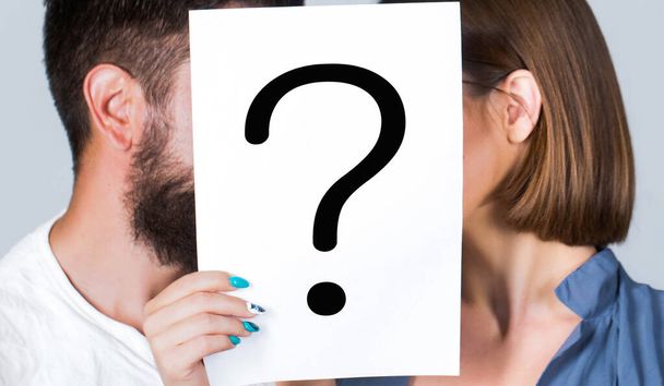 Пара бумажных вопросительных знаков. Анонимный вопрос между мужчиной и женщиной. Пара поцелуев, инкогнита. Проблемы и решения - Фото, изображение