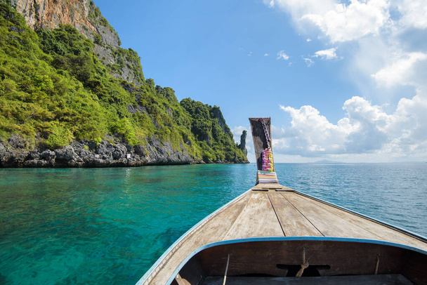 View of thai traditional longtail Boat over clear sea and sky in the sunny day, Phi phi Islands, Thailand - Foto, Imagem