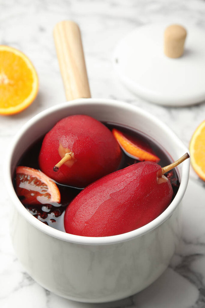 Poaching pears in mulled wine on white marble table, closeup - Foto, Imagem