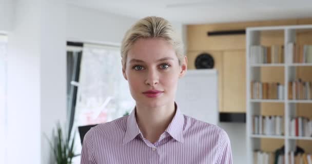 Belle confiant indépendant succès portrait de femme d'affaires posant dans le bureau - Séquence, vidéo