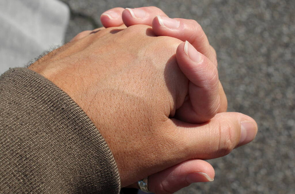 Přítele držící se za ruce pro lásku - Fotografie, Obrázek