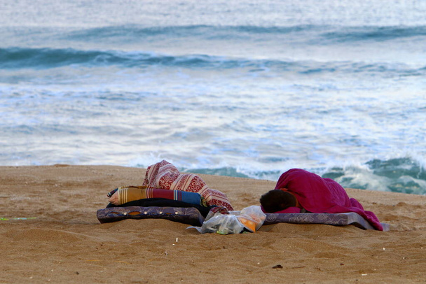 Playa de arena en las orillas del mar Mediterráneo en el norte de Israel. Veranos muy calurosos y secos  - Foto, imagen