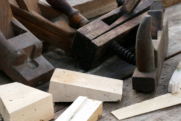 Старые деревянные плотники на деревянном фоне. Натюрморт с плоскостями старого плотника - Фото, изображение