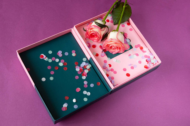 Красиві рожеві троянди букет і коробка з конфетті, крупним планом
 - Фото, зображення