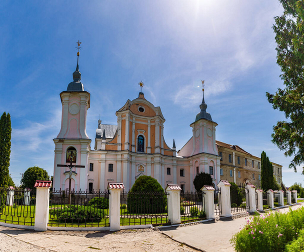 Krásný kostel za slunečného dne ve městě Izyaslav - Fotografie, Obrázek