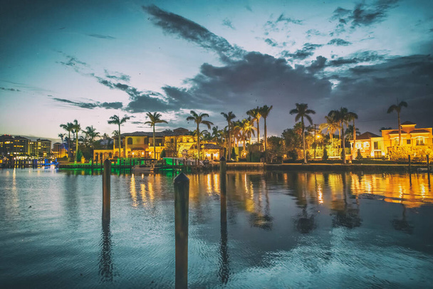 Здания Бока-Ратон вдоль озера Бока-Ратон на закате, Флорида, США - Фото, изображение