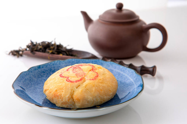 Die Familie traf sich zum Mittherbstfest, um den Mond bei Tee und Mondkuchen, Taichung Sun Cake, zu genießen. - Foto, Bild