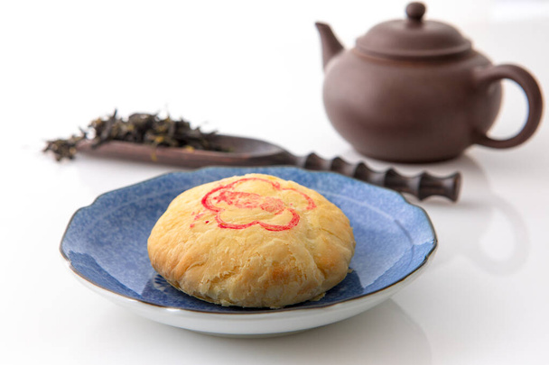 Die Familie traf sich zum Mittherbstfest, um den Mond bei Tee und Mondkuchen, Taichung Sun Cake, zu genießen. - Foto, Bild