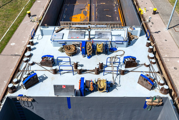 Schip gevuld met dikke metalen platen, stroomt in de riviersluis, bovenaanzicht van de laadruimten van het schip. - Foto, afbeelding
