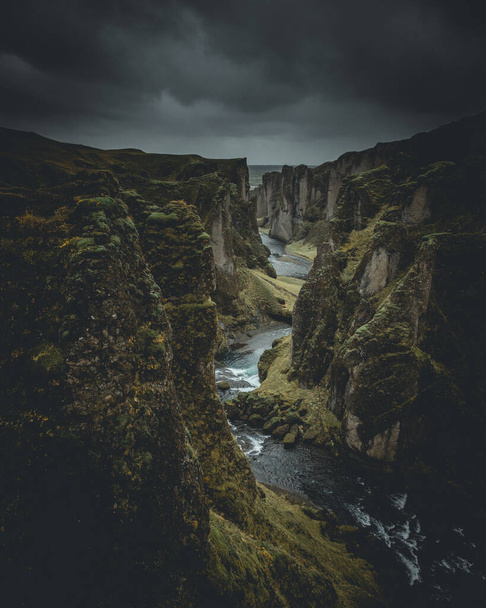 Знаменитый каньон Фьядрарглюфур в Исландии. Топ туристических направлений. Юго-восток Исландии, Европа - Фото, изображение