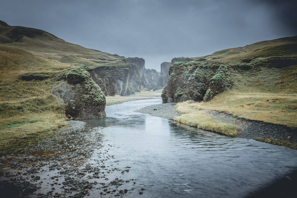 Famoso cañón de Fjadrargljufur en Islandia. Destino turístico superior. Sudeste de Islandia, Europa - Foto, imagen