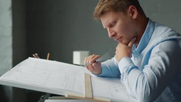 Νεαρός αρχιτέκτονας στο γραφείο - Πλάνα, βίντεο