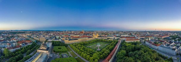 Hermosa vista aérea sobre la ciudad metropolitana de Munich al amanecer - Foto, imagen