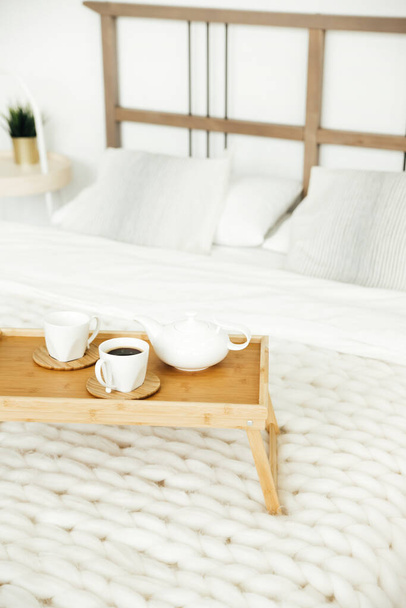 Evinde rahat ol, evde kal. İskandinav tarzı. Yatakta kahvaltı - Fotoğraf, Görsel