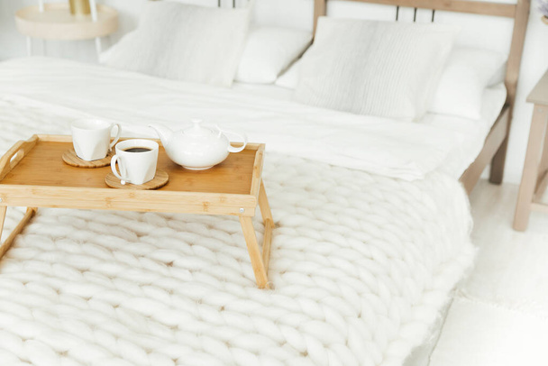 gemütliches Zuhause, zu Hause bleiben. Skandinavischer Stil. Frühstück im Bett - Foto, Bild
